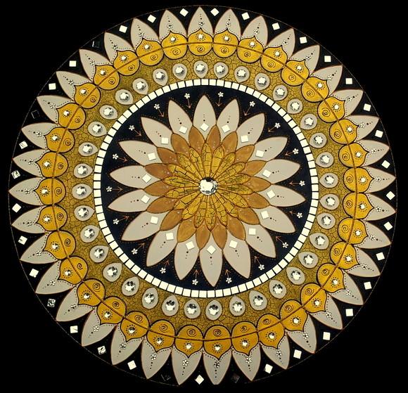 Mandala Ouro Mil Pétalas em mdf de 50cm