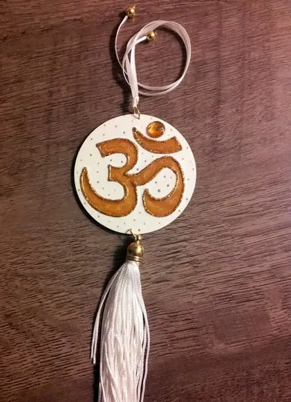 Amuleto Om Dourado com Branco
