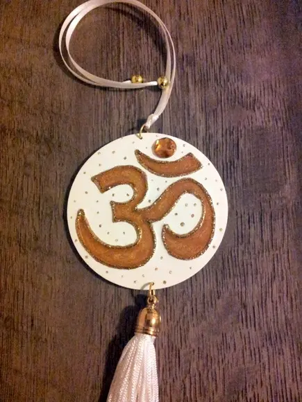 Amuleto Om Dourado com Branco