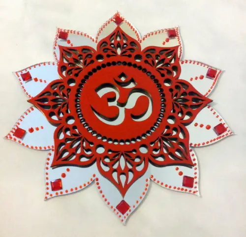 Mandala Om Vermelho em Acrílico Espelhado e mdf 20cm