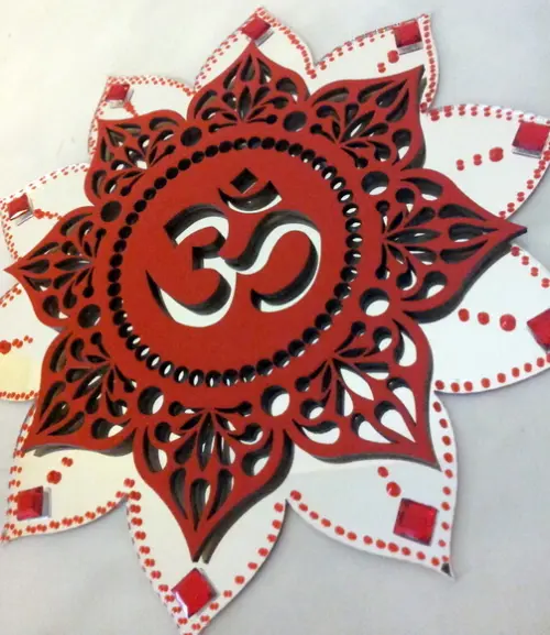 Mandala Om Vermelho em Acrílico Espelhado e mdf 20cm