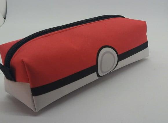 Estojo Escolar Tema Pokémon / Poke Bola.