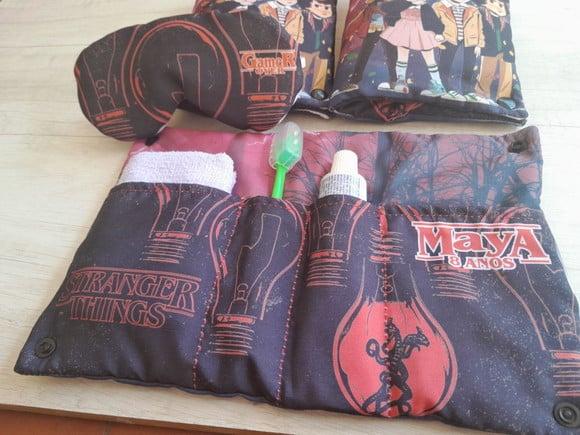 Kit Higiene Luxo Festa do Pijama com Almofada Stranger Thing