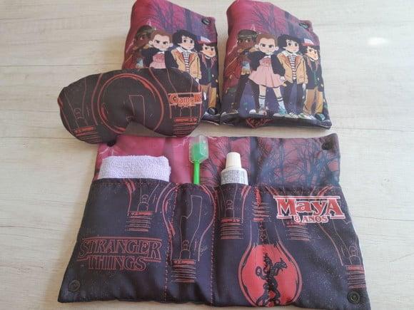 Kit Higiene Luxo Festa do Pijama com Almofada Stranger Thing