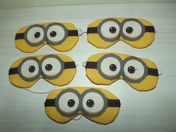 Almofada de Pescoço e Tapa Olho Minions