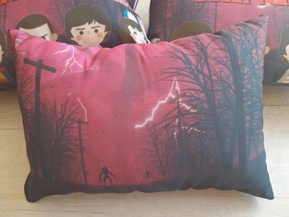 Kit Higiene Luxo Festa do Pijama com Almofada Stranger Thing