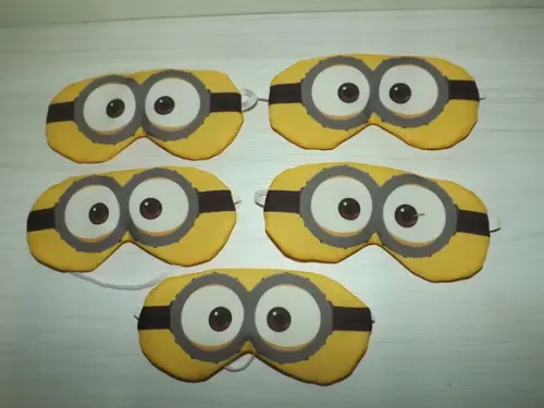 Almofada de Pescoço e Tapa Olho Minions