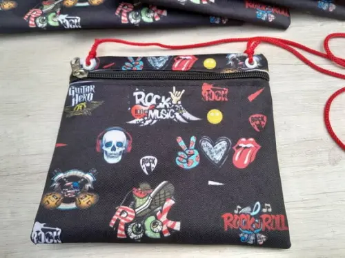 Bolsinha Rock Tira Colo