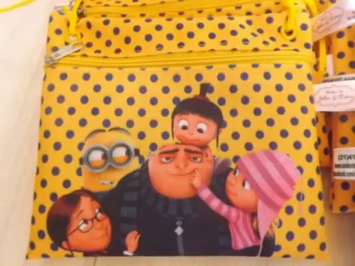 Bolsinha Minions Tira colo
