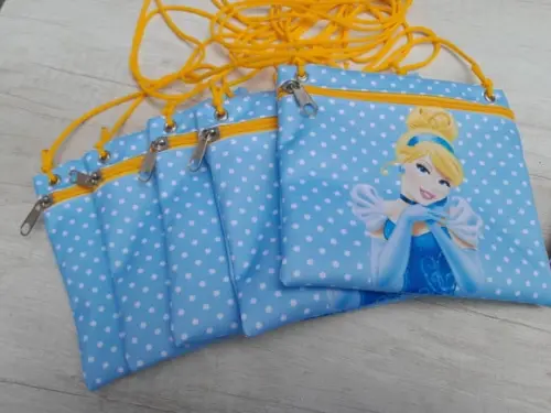 Bolsinha Princesas Tira Colo