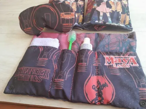 Kit Higiene Luxo Festa do Pijama com Almofada Stranger Thing