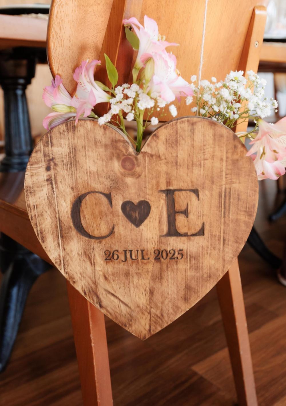 Placa Coração Gravada para Cadeira Casamento