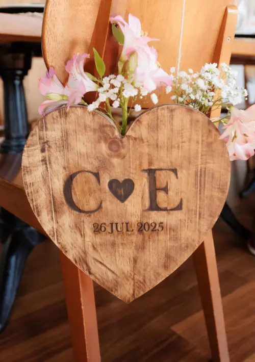 Placa Coração Gravada para Cadeira Casamento