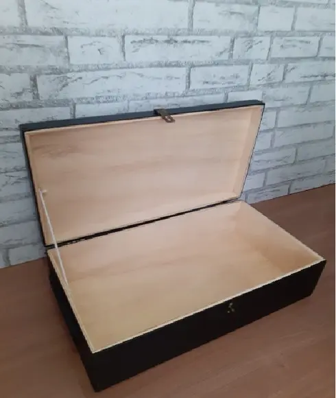 Caixa de Madeira com Fecho p/ Cadeado Preta 60x13x27