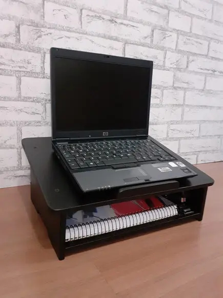 Suporte para Notebook Preto em Madeira