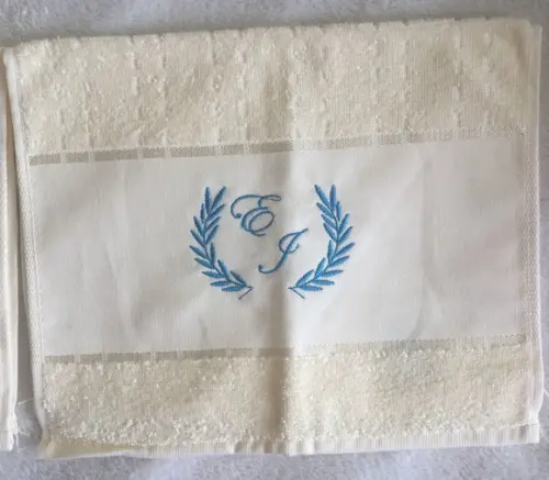 Toalha bordada lembrança casamento