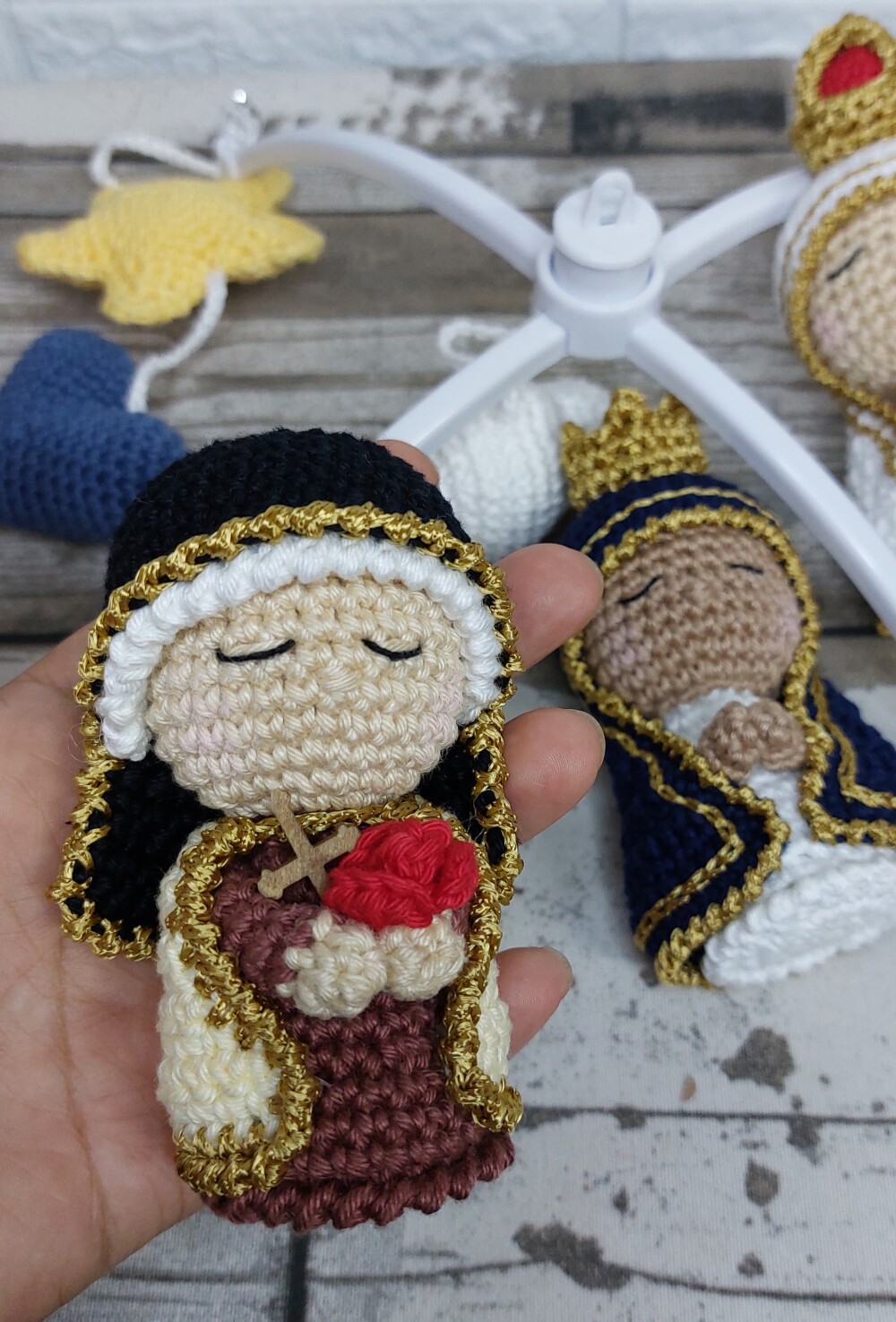 Móbile Santinha de amigurumi