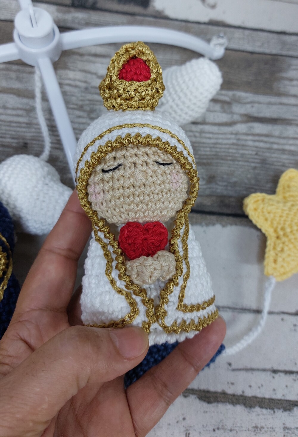 Móbile Santinha de amigurumi