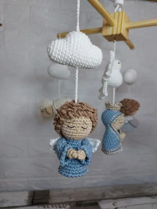 Móbile Santinha de amigurumi