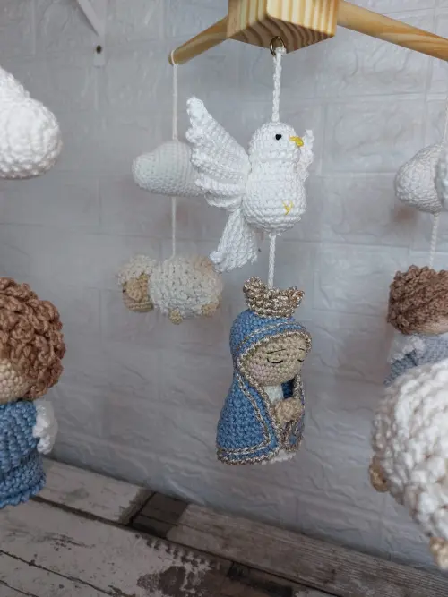 Móbile Santinha de amigurumi