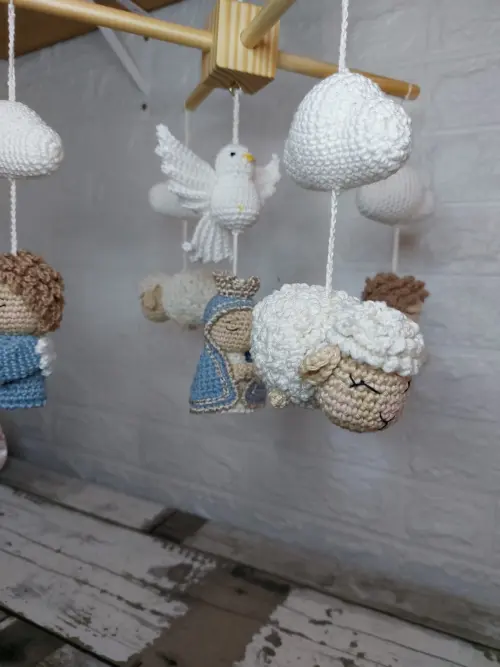 Móbile Santinha de amigurumi