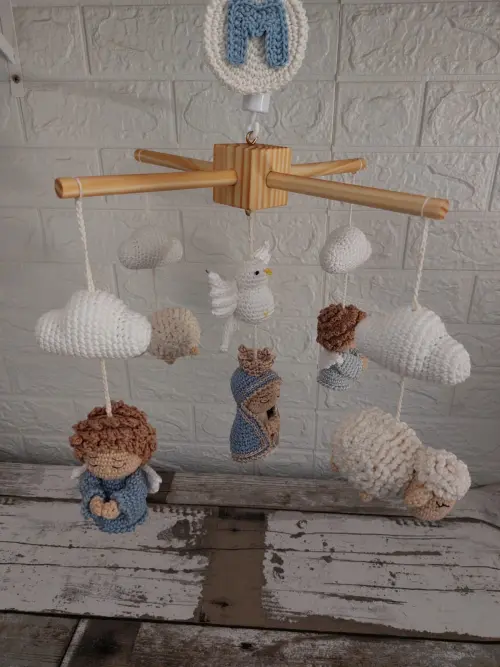 Móbile Santinha de amigurumi