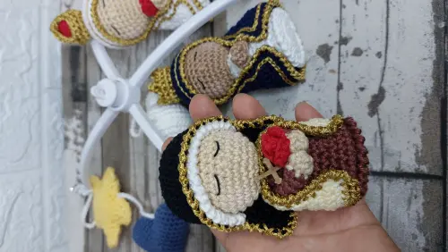 Móbile Santinha de amigurumi
