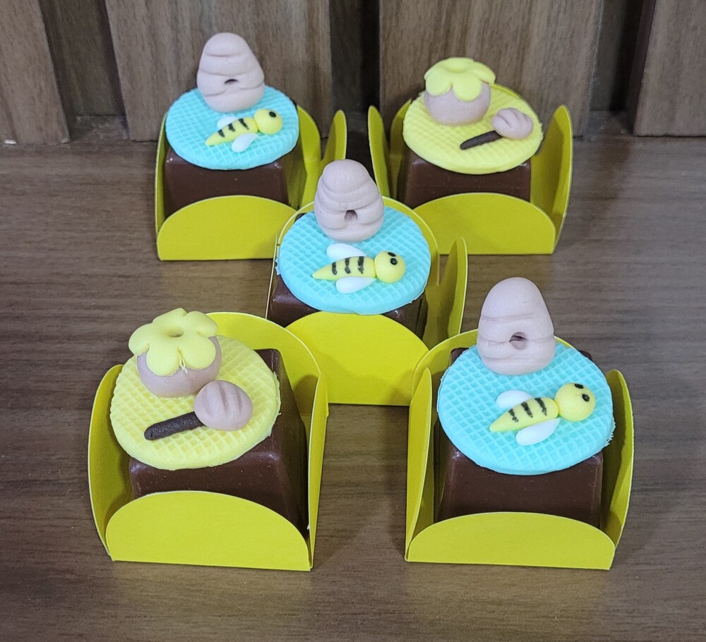 Bombom de chocolate decorado com pasta - Ursinho pooh
