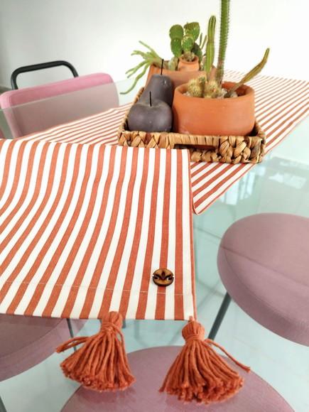 Caminho de Mesa Listrado Terracota com Tassel