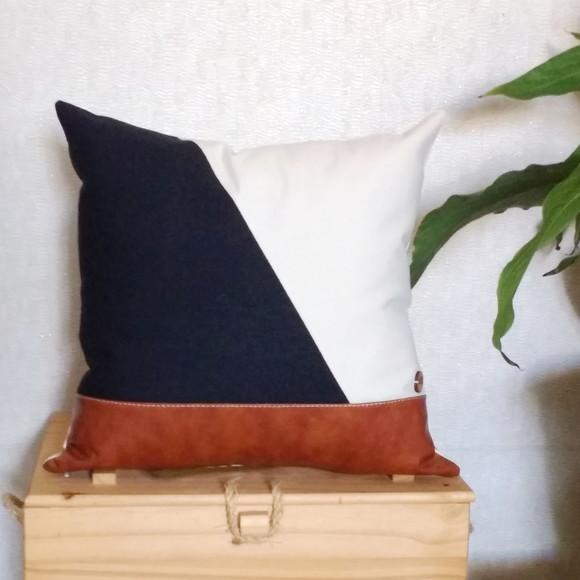 Capa de Almofada Boho com Couro Sintético e Sarja 40x40cm