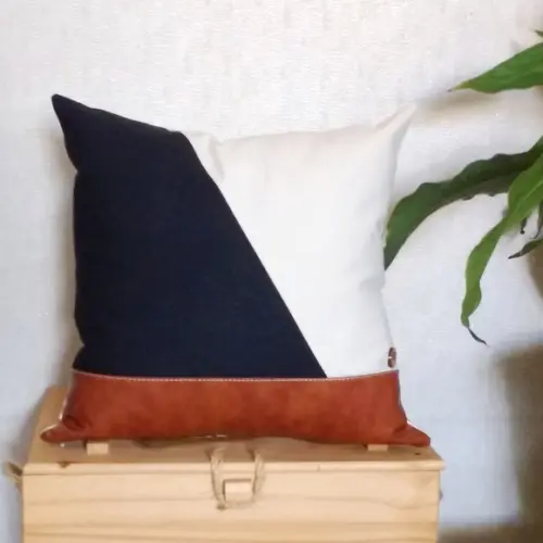 Capa de Almofada Boho com Couro Sintético e Sarja 40x40cm