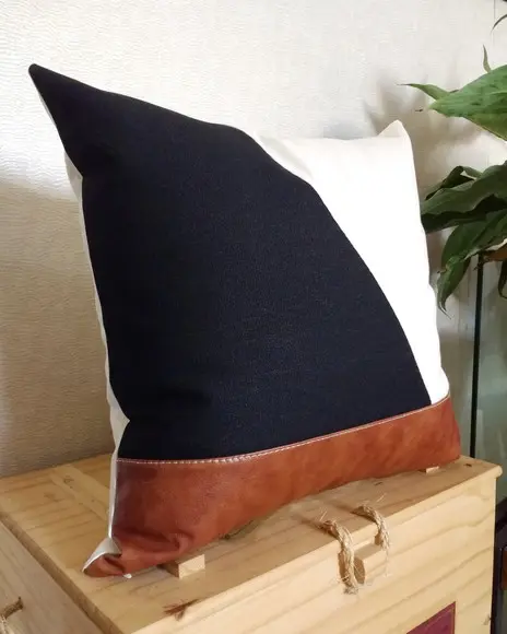 Capa de Almofada Boho com Couro Sintético e Sarja 40x40cm
