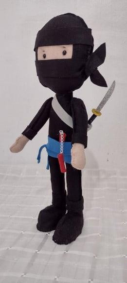 1 BONECO NINJA FELTRO COM ESPADA E MUCHACO
