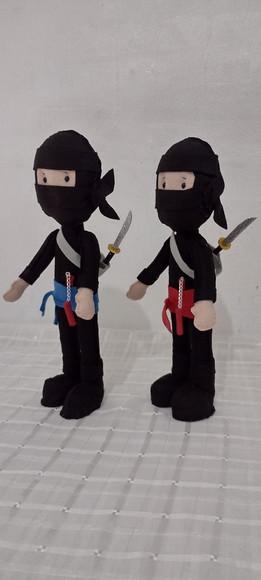 1 BONECO NINJA FELTRO COM ESPADA E MUCHACO