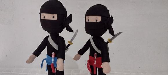 1 BONECO NINJA FELTRO COM ESPADA E MUCHACO