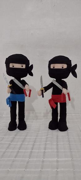 1 BONECO NINJA FELTRO COM ESPADA E MUCHACO