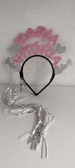 Tiara Personalizada com Pingente de Fitas Metalizadas