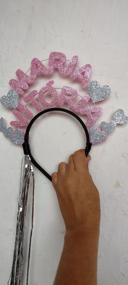 Tiara Personalizada com Pingente de Fitas Metalizadas
