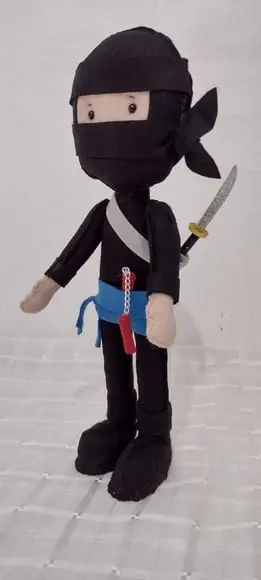 1 BONECO NINJA FELTRO COM ESPADA E MUCHACO