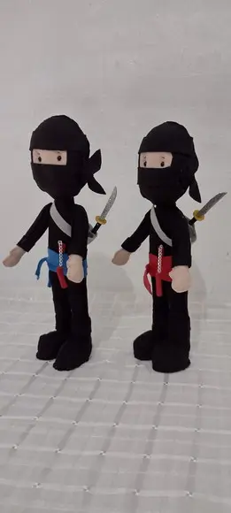 1 BONECO NINJA FELTRO COM ESPADA E MUCHACO
