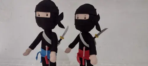 1 BONECO NINJA FELTRO COM ESPADA E MUCHACO