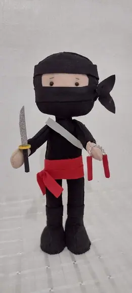 1 BONECO NINJA FELTRO COM ESPADA E MUCHACO