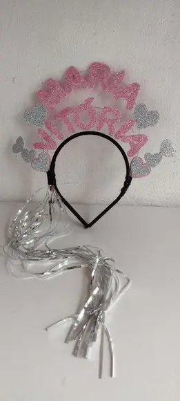 Tiara Personalizada com Pingente de Fitas Metalizadas