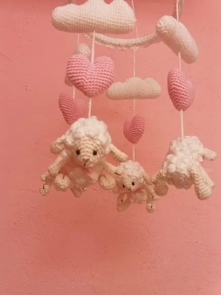Mobile de crochê com ovelhinhas, corações e nuvens