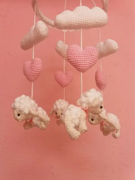 Mobile de crochê com ovelhinhas, corações e nuvens