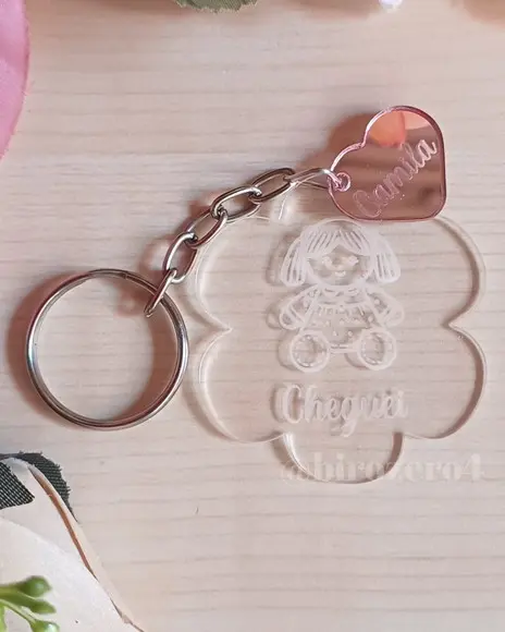 Chaveiro Acrílico Boneca com Pingente Coração