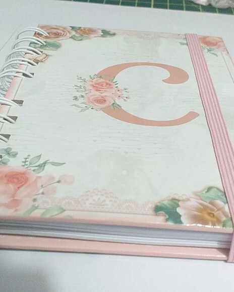 Caderno A6 Floral Capa Dura com Letra na Capa 80 Folhas