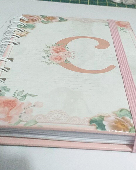 Caderno A6 Floral Capa Dura com Letra na Capa 80 Folhas