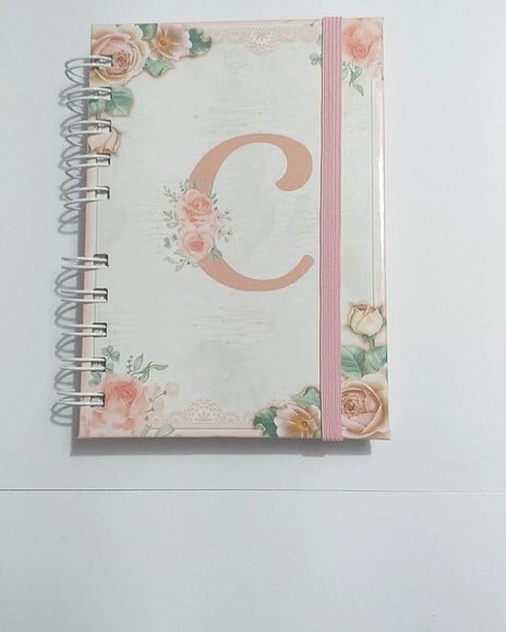 Caderno A6 Floral Capa Dura com Letra na Capa 80 Folhas