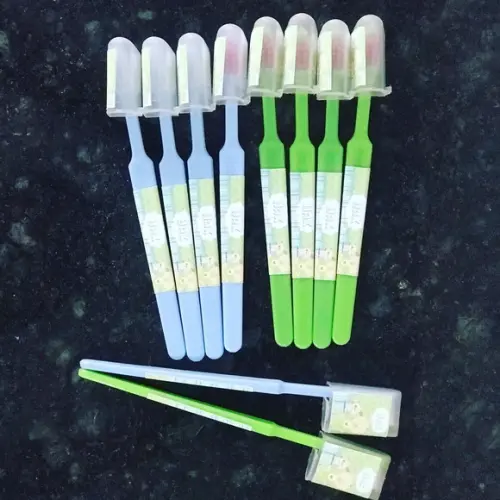 Escova dental infantil com protetor